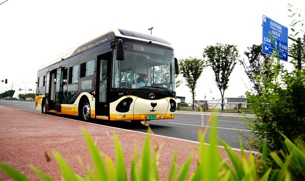 川观新闻——熊猫氢能公交燃料电池“新都造”，首批亮相体验如何？