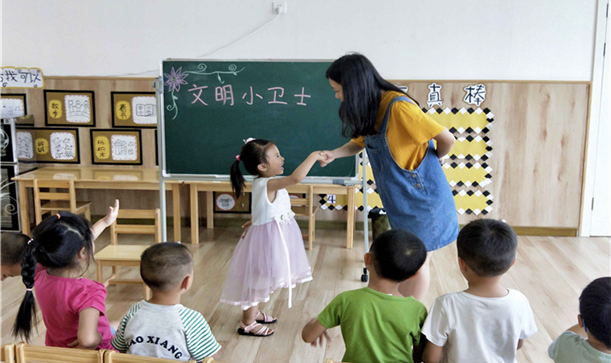 香宝宝幼儿园开展文明礼仪进校园活动