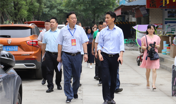 区人大调研组考察香投集团香城公司静安农贸市场工程项目